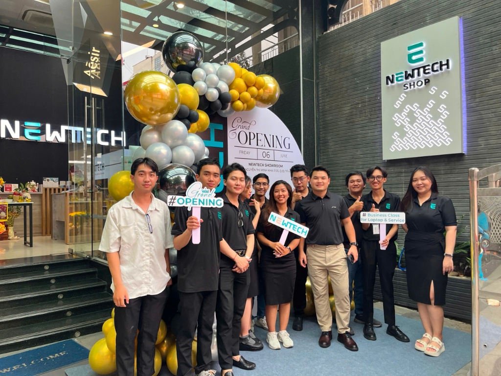 Tập thể nhân sự NewTechShop tại ngày khai trương