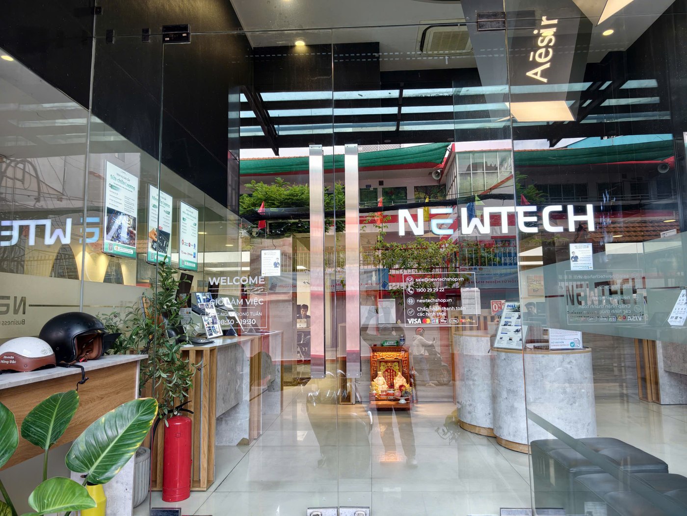 Cửa kính ra vào Showroom NewTechShop